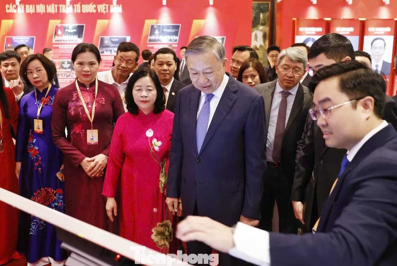 Tổng Bí thư, Chủ tịch nước Tô Lâm tham quan không gian trải nghiệm Mặt trận số bên lề đại hội. Ảnh: Như Ý. Tổng Bí thư, Chủ tịch nước Tô Lâm: 'Không để ý kiến chính đáng của nhân dân rơi vào im lặng' - Ảnh 2.
