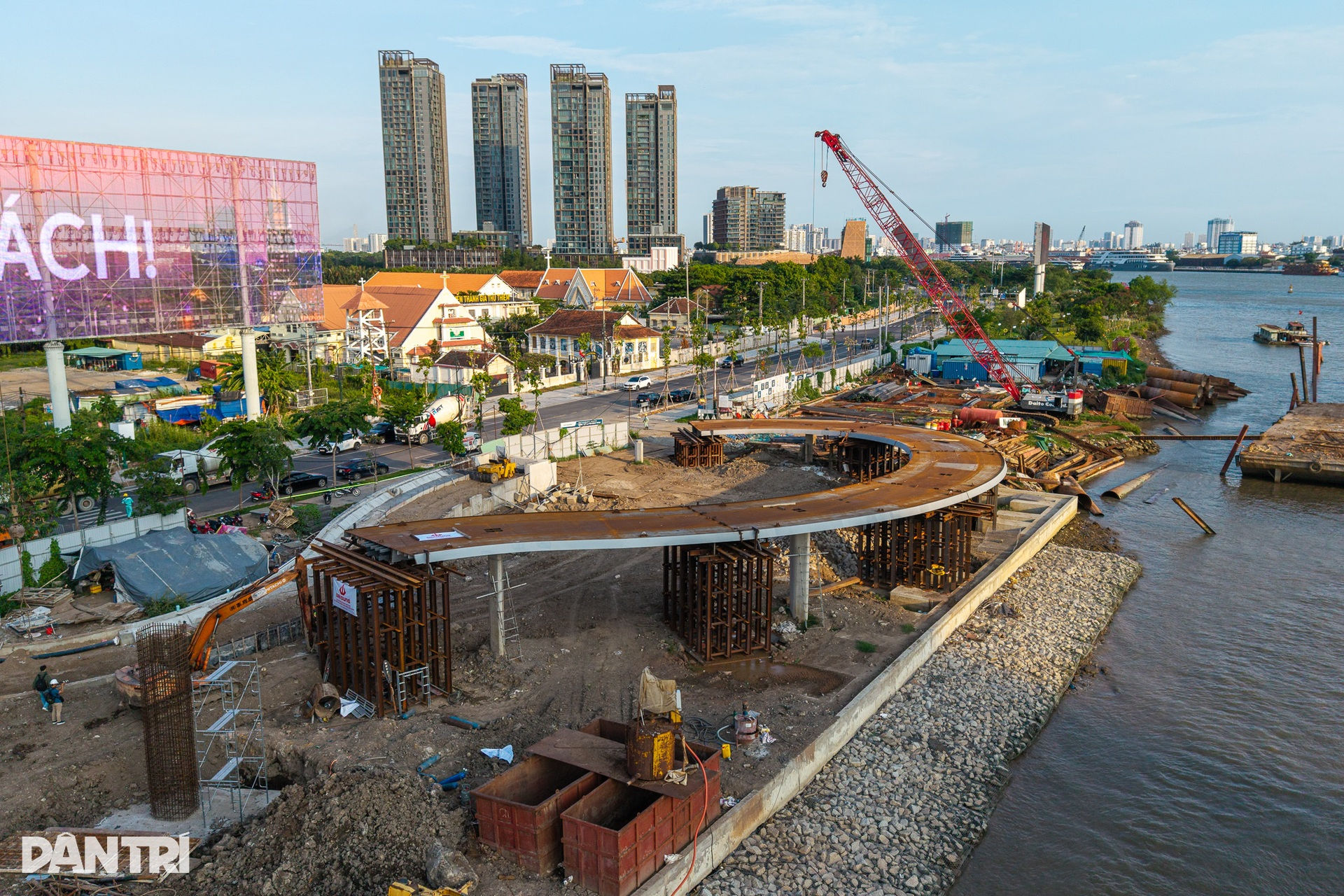 Chỉ 4 tháng nữa, cầu đi bộ nghìn tỷ với kết cấu vòm thép lần đầu tiên được áp dụng tại Việt Nam sẽ chính thức hoàn thành- Ảnh 2.