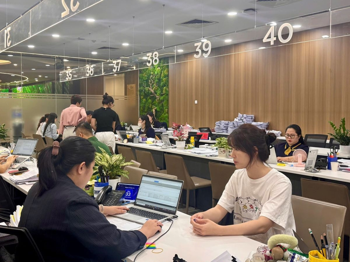 Hàng trăm khách hàng hồ hởi ký thủ tục khu Đảo Ngọc, nhẹ nhõm vì đã mua được căn nhà ưng ý - Ảnh 2.