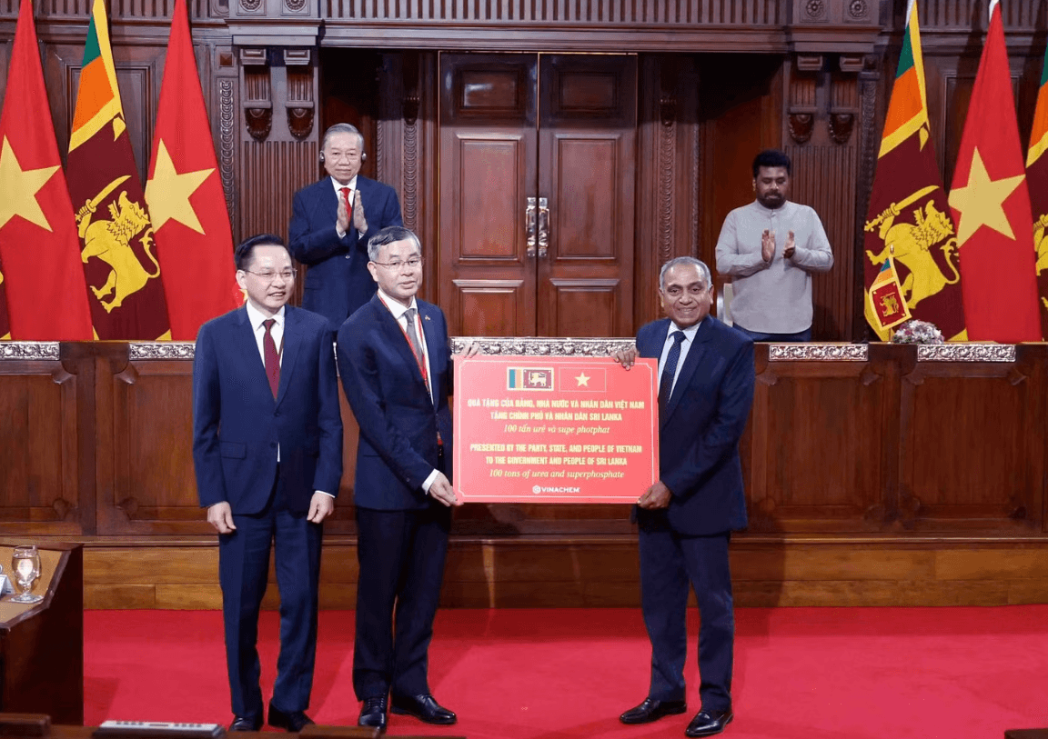 Tập đoàn 20.000 nhân sự của Việt Nam khai phá thị trường 4.000 tỷ USD, tặng ngay 100 tấn nguyên liệu cho nước sở tại - Ảnh 1.