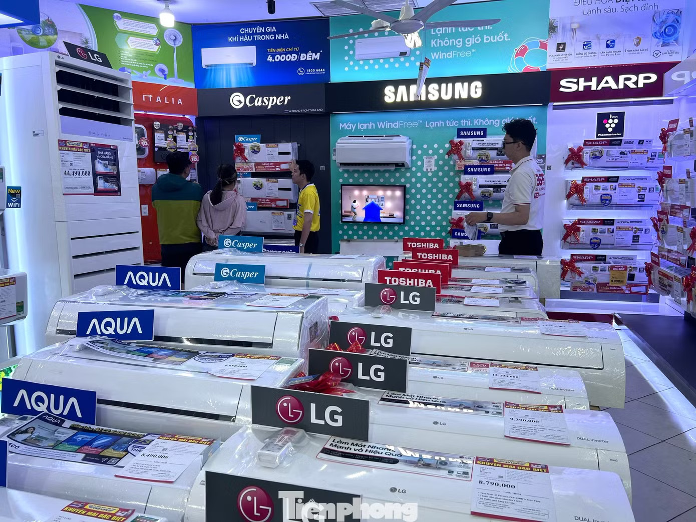 Các dòng máy lạnh có chức năng tiết kiệm điện được khách hàng ưu tiên lựa chọn Điện lạnh vẫn đắt hàng khi TPHCM đã vào mùa mưa - Ảnh 2.