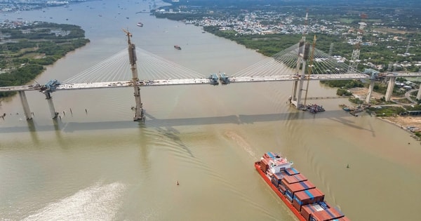 Việt Nam sắp hợp long cây cầu dây văng có tĩnh không cao nhất cả nước