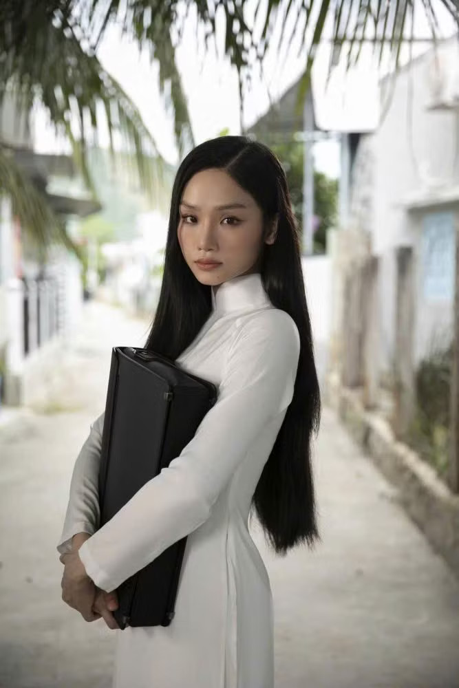 Hình ảnh trong sáng, ngọt ngào của Miu Lê trong phim Cô gái đến từ hôm qua. Cú ngã của Miu Lê và cơn khát thần tượng 'sạch' - Ảnh 2.
