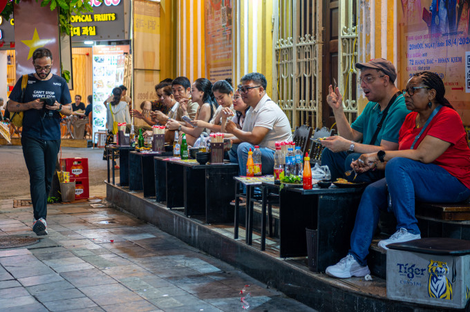 NÓNG: Hà Nội dự kiến cho thuê vỉa hè cao nhất ở mức 45.000 đồng/m2/tháng- Ảnh 1.