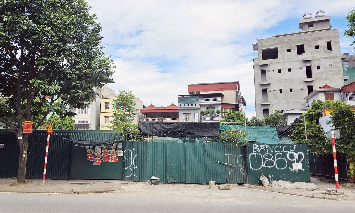 UBND TP. Hà Nội đã giao Sở Tài nguyên và Môi trường xác định giá đất cụ thể để làm căn cứ tính tiền sử dụng đất, tiền thuê đất và các nghĩa vụ tài chính liên quan đến nhà ở xã hội tại dự án. Đồng thời, Công ty Cổ phần Kinh doanh Bất động sản Ngọc Lan có trách nhiệm tiếp tục hoàn tất các thủ tục nhận chuyển nhượng quyền sử dụng đất đối với phần diện tích còn lại theo văn bản chấp thuận của UBND TP. Hà Nội từ tháng 5/2025, nhằm hoàn thiện cơ sở pháp lý để triển khai dự án. Chuyển đổi khu đất nông nghiệp gần tổ hợp HH Linh Đàm để xây chung cư, nhà liền kề - Ảnh 4.