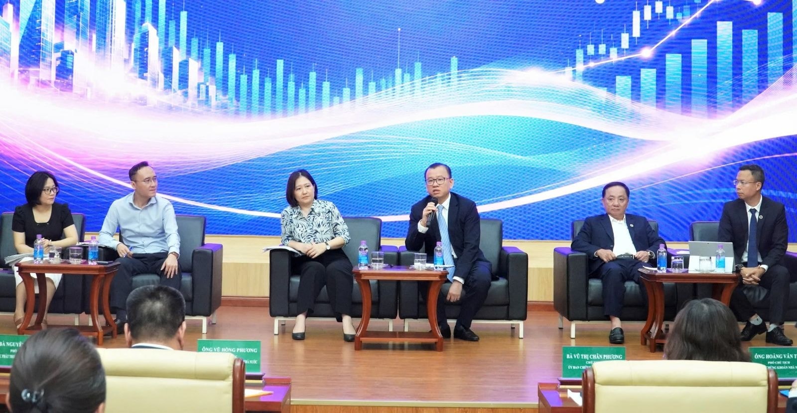 Có 71.000 cổ đông, 2 doanh nghiệp tỷ USD trên sàn vẫn đối mặt nguy cơ hủy tư cách đại chúng: Đâu là hướng tháo gỡ?