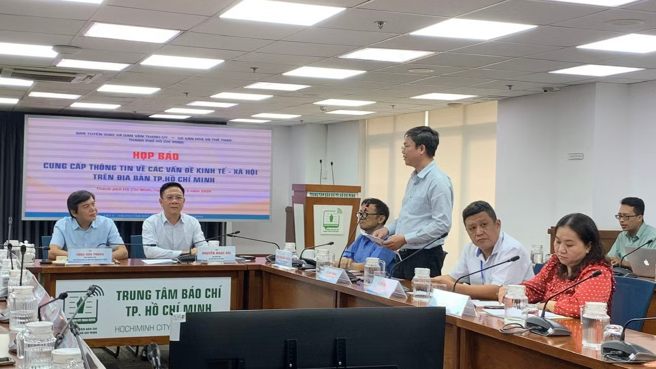 Ông Trần Minh Hoá, Phó trưởng Phòng Quản lý năng lượng, Sở Công Thương TPHCM thông tin tại buổi họp báo Chủ trọ thu tiền điện giá ‘cắt cổ’ sẽ bị xử lý ra sao? - Ảnh 1.