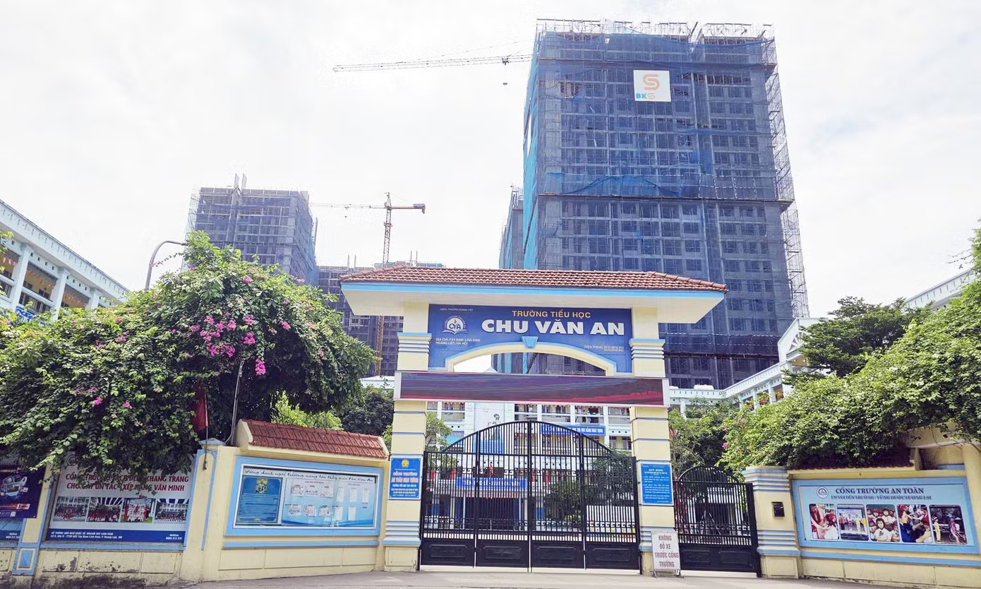 Theo ghi nhận của phóng viên, khu đất nông nghiệp vừa được chuyển đổi nằm trên đường Bùi Quốc Khái, đối diện Trường tiểu học Chu Văn An trong khu đô thị mới Tây Nam hồ Linh Đàm, khu chung cư Melody Linh Đàm và cách khu tổ hợp chung cư vạn dân HH Linh Đàm vài trăm mét... Thông tin dự án mới tiếp tục hình thành tại khu vực này khiến nhiều ý kiến lo ngại áp lực hạ tầng sẽ gia tăng, trong bối cảnh khu vực Linh Đàm được biết đến là nơi có mật độ dân cư cao. Chuyển đổi khu đất nông nghiệp gần tổ hợp HH Linh Đàm để xây chung cư, nhà liền kề - Ảnh 6.