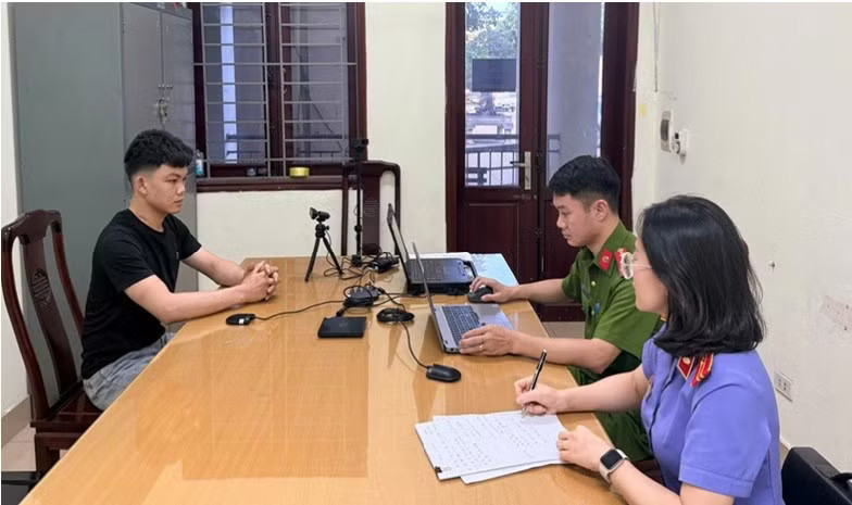 Khởi tố đối tượng tấn công cảnh sát để trốn kiểm tra nồng độ cồn - Ảnh 1.