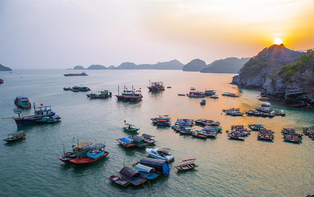 Phong cảnh làng chài khi hoàng hôn 