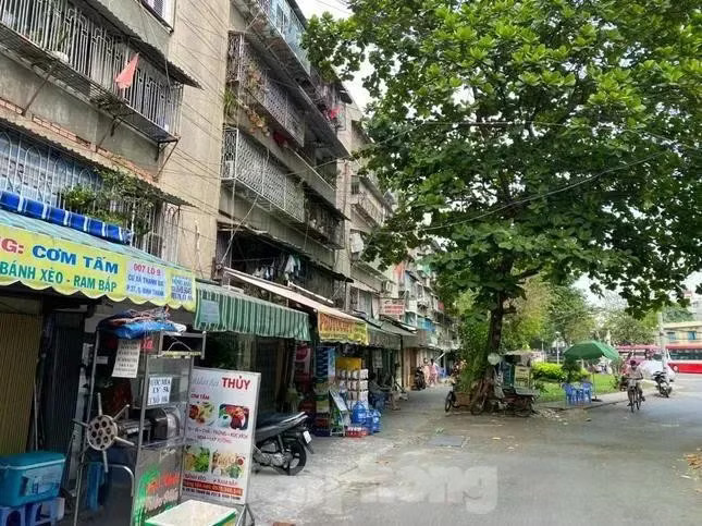 Tiến độ di dời các chung cư cũ, mất an toàn ở TPHCM - Ảnh 1.