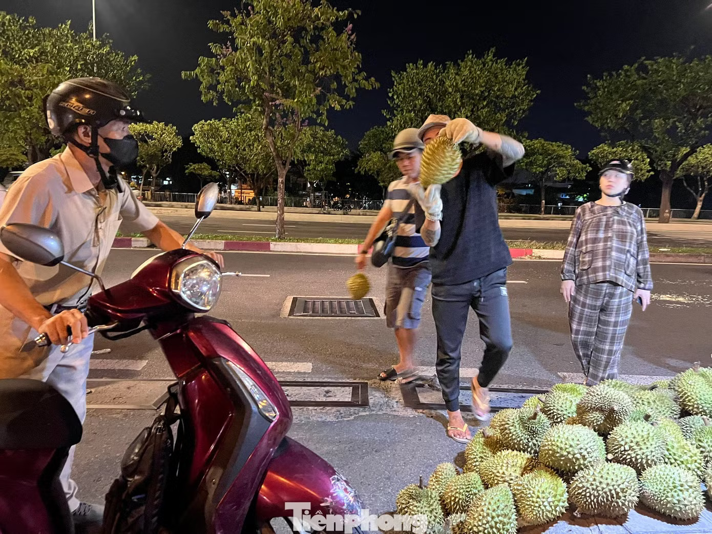 Người dân TPHCM đổ xô ‘săn’ sầu riêng giá siêu rẻ - Ảnh 5.