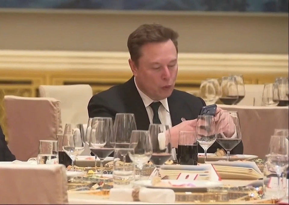 Dù sở hữu đế chế công nghệ riêng, Elon Musk vẫn dùng chiếc điện thoại này khi tới Trung Quốc, màu sắc chiếc máy mới gây chú ý