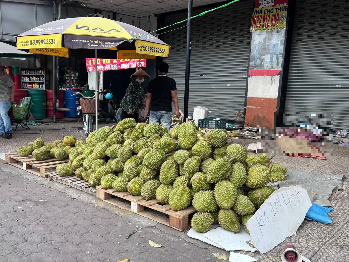 Người dân TPHCM đổ xô ‘săn’ sầu riêng giá siêu rẻ - Ảnh 7.