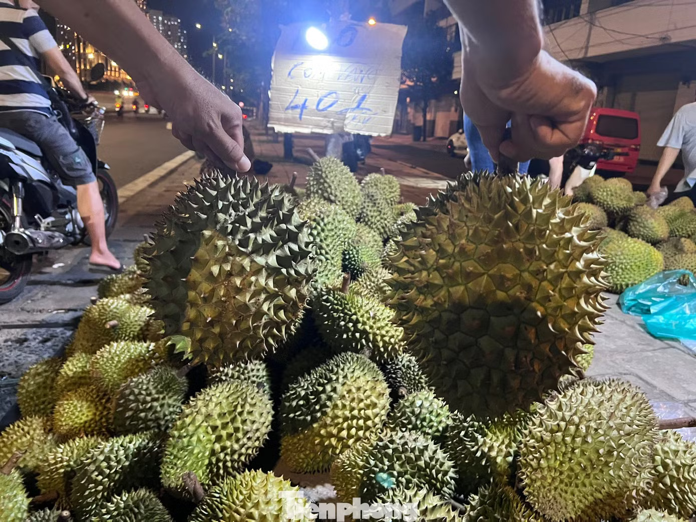 Người dân TPHCM đổ xô ‘săn’ sầu riêng giá siêu rẻ - Ảnh 2.