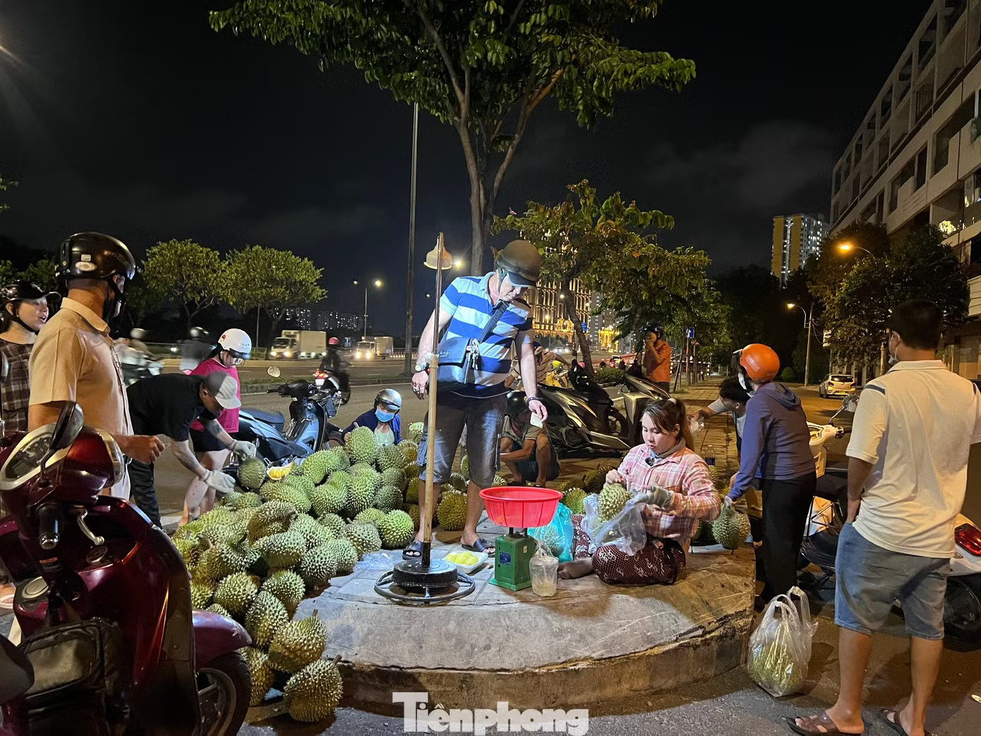 Người dân TPHCM đổ xô ‘săn’ sầu riêng giá siêu rẻ - Ảnh 1.