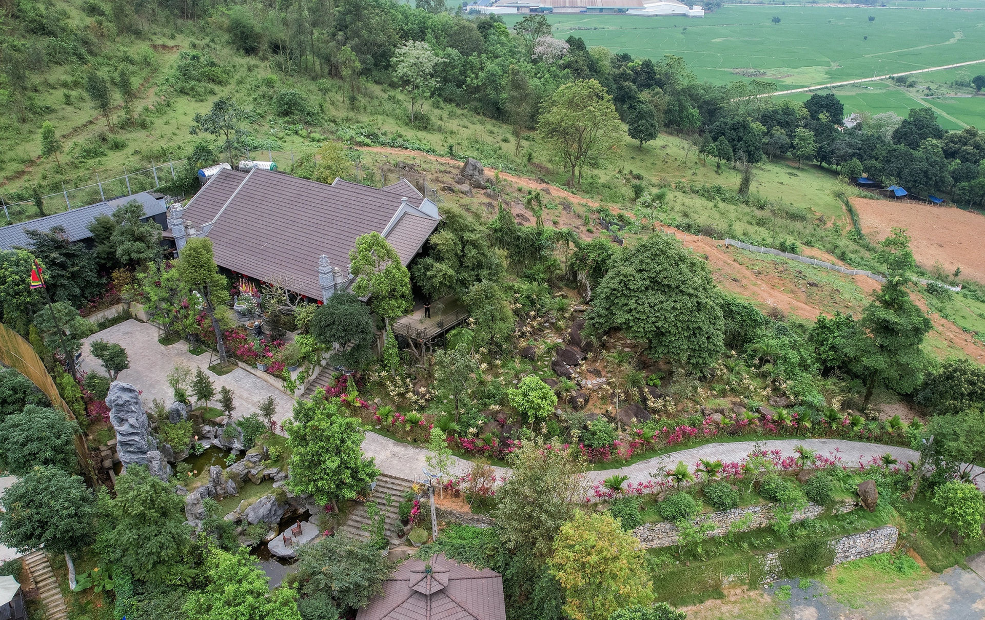 Nữ NSND trẻ nhất Việt Nam sở hữu biệt thự 10.000m2 với 10 phòng ngủ, khuôn viên có hòn non bộ cao bằng nhà 2 tầng- Ảnh 1. Nữ NSND trẻ nhất Việt Nam sở hữu biệt thự 10.000m2 với 10 phòng ngủ, khuôn viên có hòn non bộ cao bằng nhà 2 tầng- Ảnh 1.