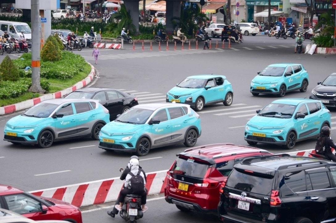 Từ nay tại Hà Nội và TP. HCM, ai gặp tai nạn giao thông sẽ được tài xế taxi của tỷ phú Phạm Nhật Vượng hỗ trợ miễn phí