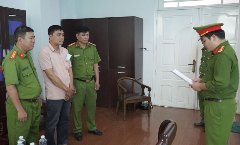 Bắt tạm giam cựu Phó phòng Kinh doanh của một công ty dầu khí