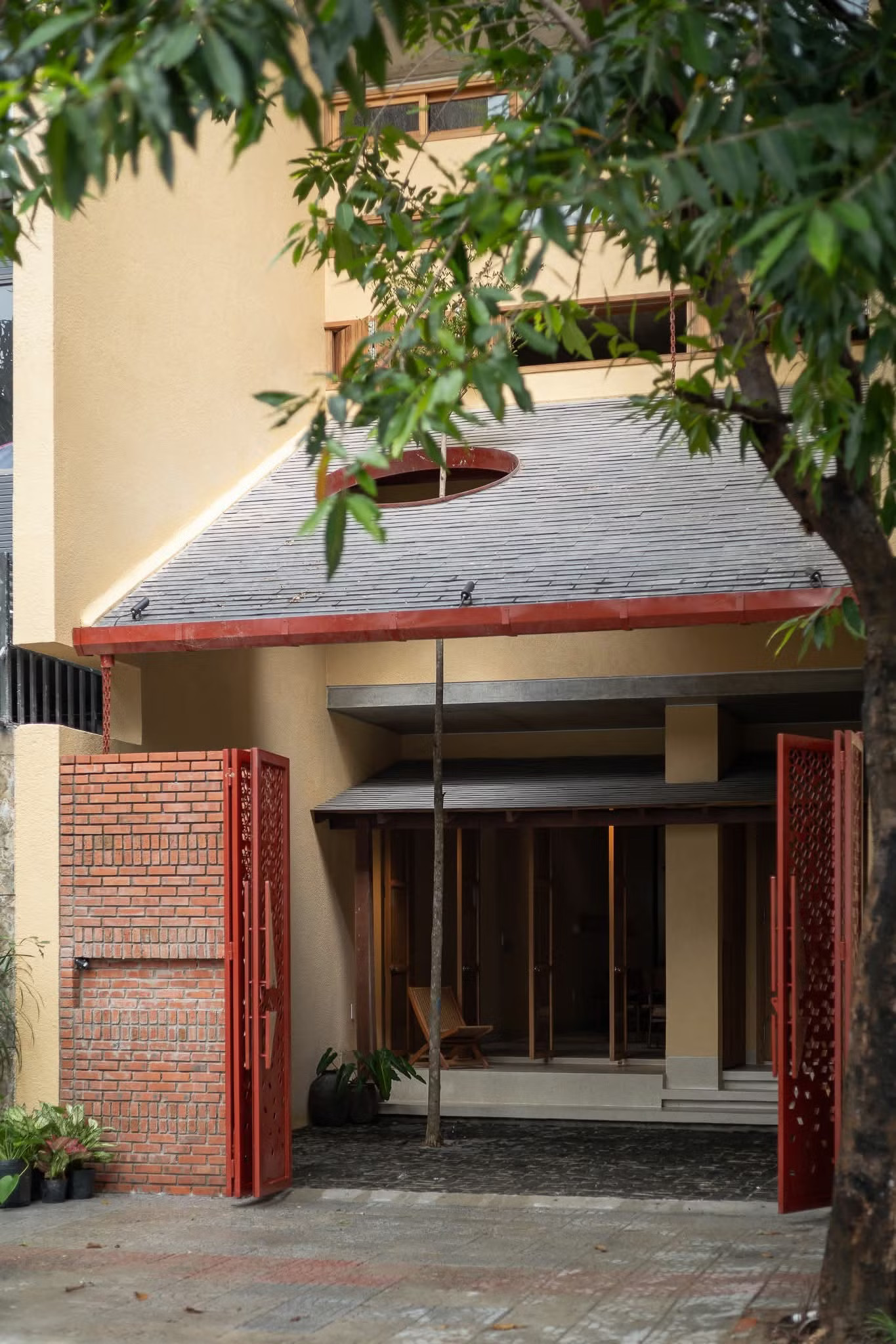Ngôi nhà gây thương nhớ với mái hiên trước cổng - Ảnh 3.