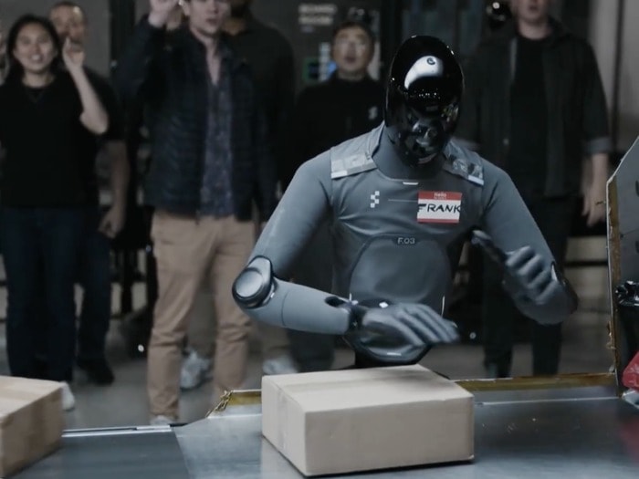 robot-hinh-nguoi-phan-loai-kien-hang-2.jpg