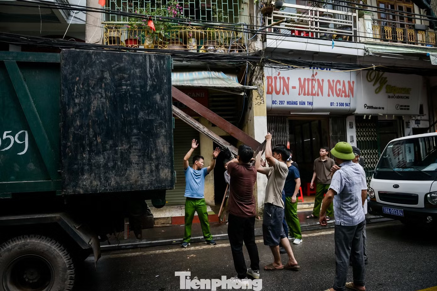 Những ngày này, không khí di dời tại khu chung cư cũ 181 và 207 Hoàng Văn Thụ đang diễn ra khẩn trương. Người dân tất bật đóng gói đồ đạc, vận chuyển tài sản ra xe để chuyển tới nơi ở mới. Di dời người dân khỏi chung cư 'chờ sập' ở Ninh Bình - Ảnh 1.