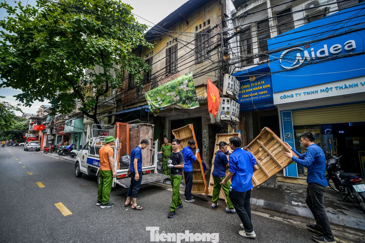 Một số hộ dân vẫn đang tất bật những khâu cuối cùng, thu dọn nốt đồ đạc, bàn giao căn hộ. Xe vận chuyển liên tục ra vào, chở theo giường tủ, bàn ghế, vật dụng sinh hoạt của các gia đình. Di dời người dân khỏi chung cư 'chờ sập' ở Ninh Bình - Ảnh 14.