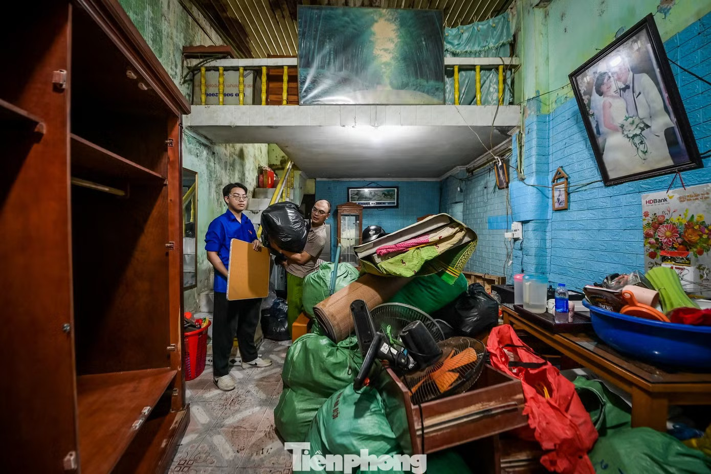 Theo lãnh đạo phường Nam Định, công tác di dời các hộ dân được triển khai từ ngày 16 đến 20/5, trong đó tập trung lực lượng lớn nhất vào hai ngày 16 và 17/5. Để hỗ trợ người dân chuyển tới nơi ở mới, địa phương huy động hơn 100 người mỗi ngày gồm lực lượng công an, đoàn thanh niên tham gia vận chuyển đồ đạc, hỗ trợ các hộ dân trong suốt quá trình di dời. Theo phương án được phê duyệt, các hộ dân sẽ được bố trí tạm cư tại khu nhà D, cụm nhà ở sinh viên phường Nam Định trong thời gian 36 tháng hoặc đến khi hoàn thành dự án cải tạo, xây dựng lại chung cư. Di dời người dân khỏi chung cư 'chờ sập' ở Ninh Bình - Ảnh 15.