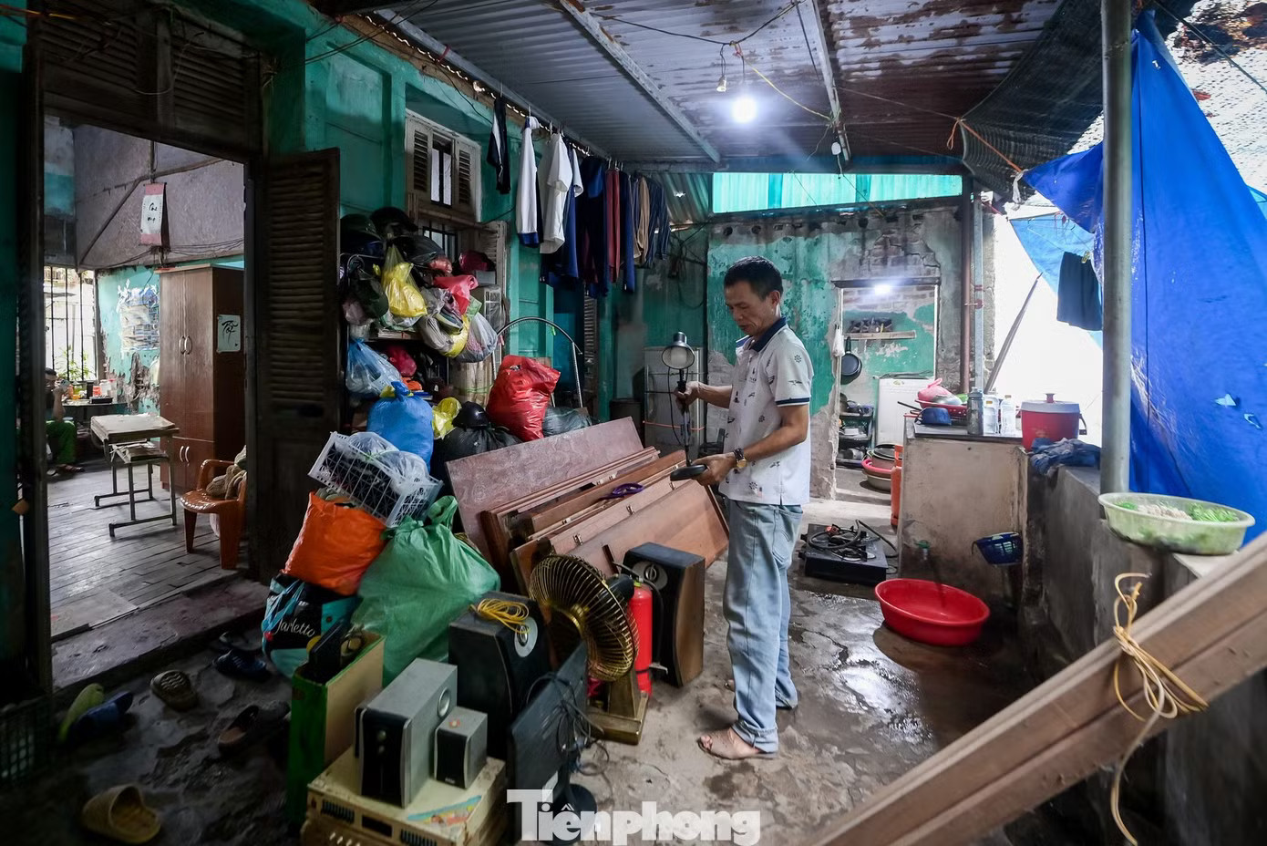 Tương tự, gia đình ông Trần Trọng Tâm cũng đang thu dọn đồ đạc để chuyển đi Di dời người dân khỏi chung cư 'chờ sập' ở Ninh Bình - Ảnh 8.