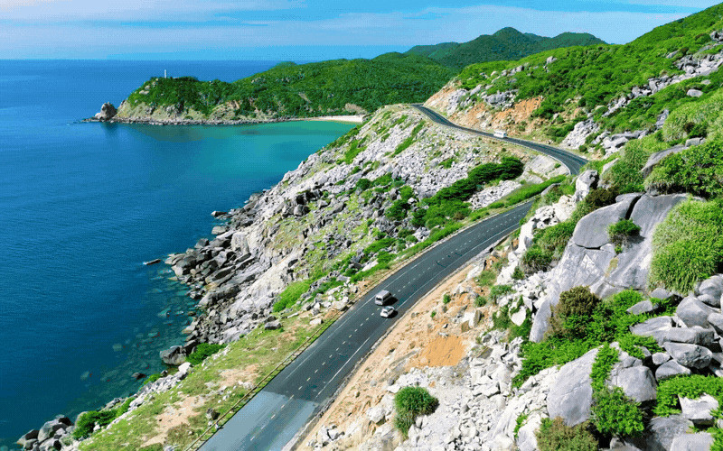 Cung đường ven biển đẹp nhất Việt Nam: Dài 30km, ôm trọn vịnh biển từng in dấu ‘tàu không số’ huyền thoại- Ảnh 1.