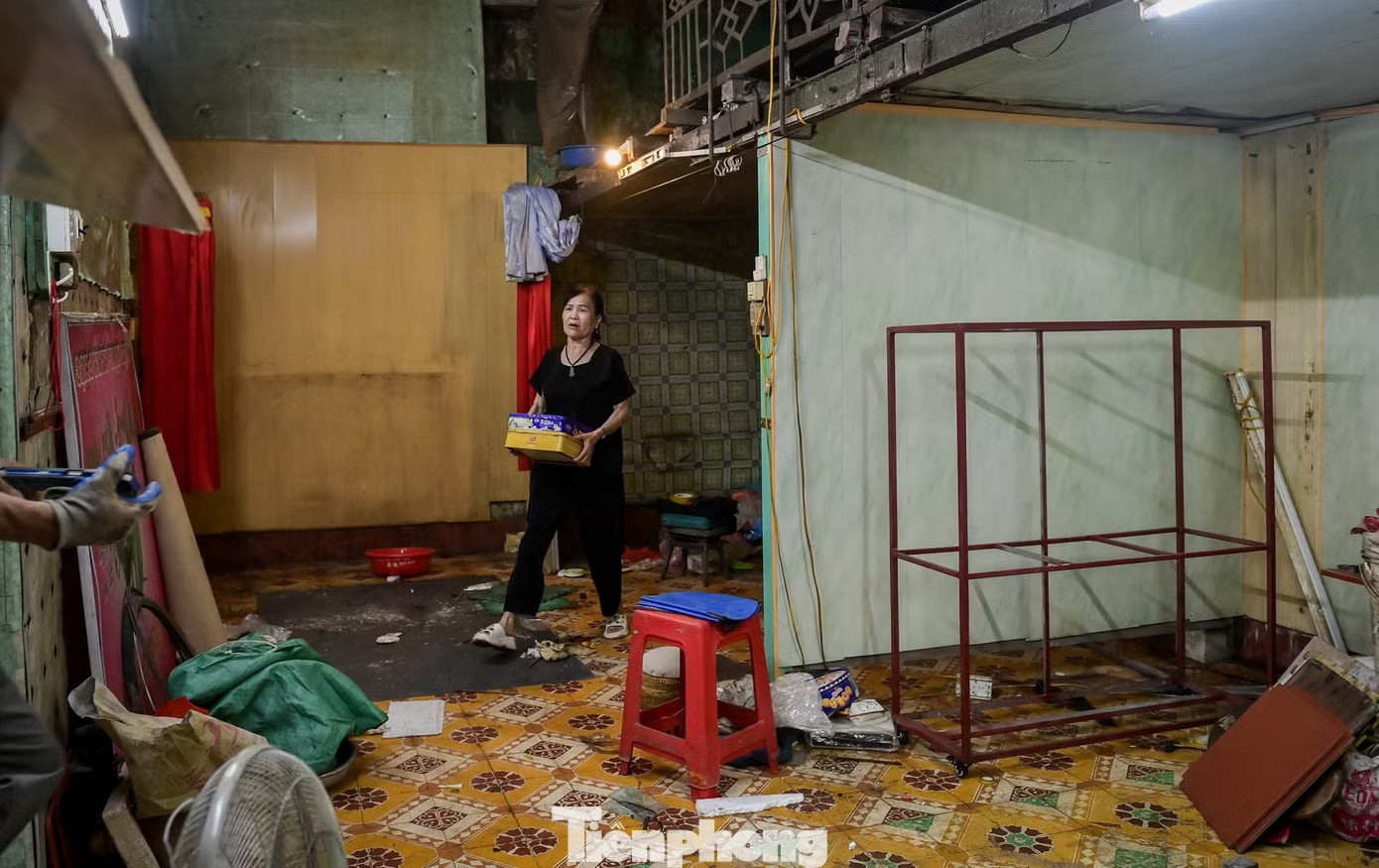 Bà Trần Thị Kim Oanh (65 tuổi) cho biết: Di dời người dân khỏi chung cư 'chờ sập' ở Ninh Bình - Ảnh 7.
