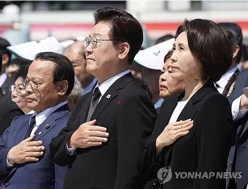 Tổng thống Lee Jae Myung và phu nhân trong một sự kiện ngày 18/5. (Ảnh: Yonhap) Hàn Quốc công bố sách trắng, chủ trương chung sống hòa bình với Triều Tiên - Ảnh 1.