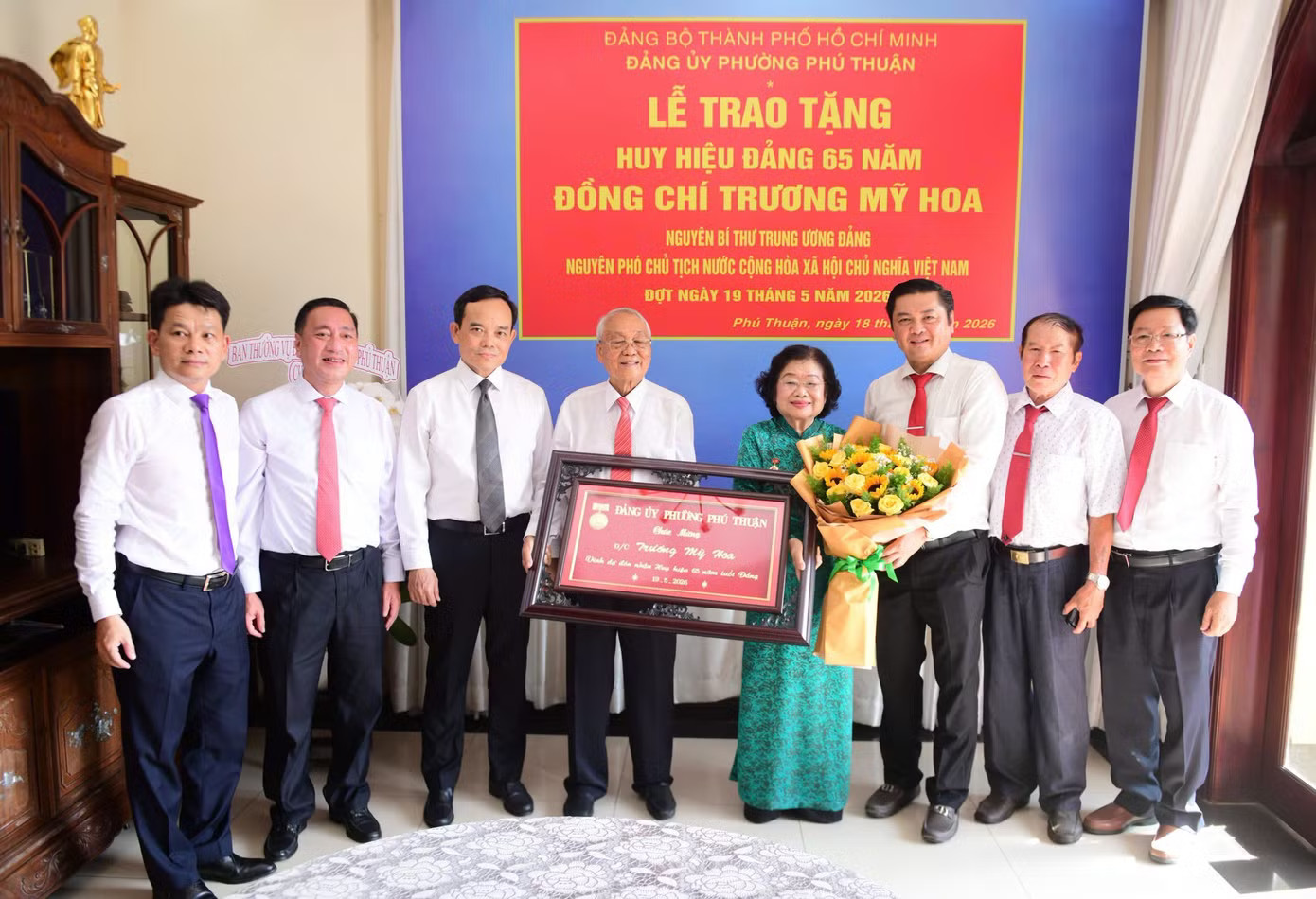 Lãnh đạo TPHCM và phường Phú Thuận và Chi bộ địa phương nơi bà Trương Mỹ Hoa sinh hoạt Đảng chúc mừng nguyên Phó Chủ tịch nước. Nguyên Phó Chủ tịch nước Trương Mỹ Hoa nhận Huy hiệu 65 năm tuổi Đảng - Ảnh 3.