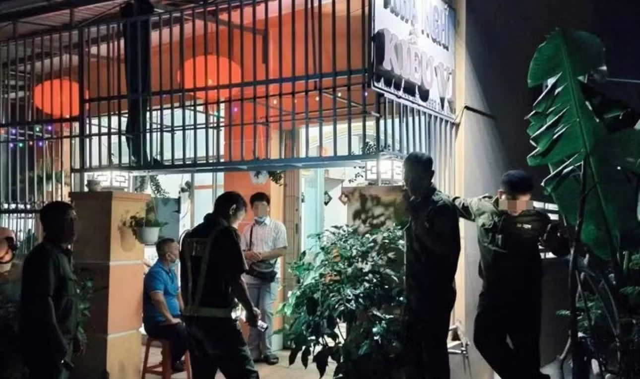 Công an Khánh Hòa truy tìm người đàn ông liên quan vụ án mạng tại nhà nghỉ - Ảnh 2.