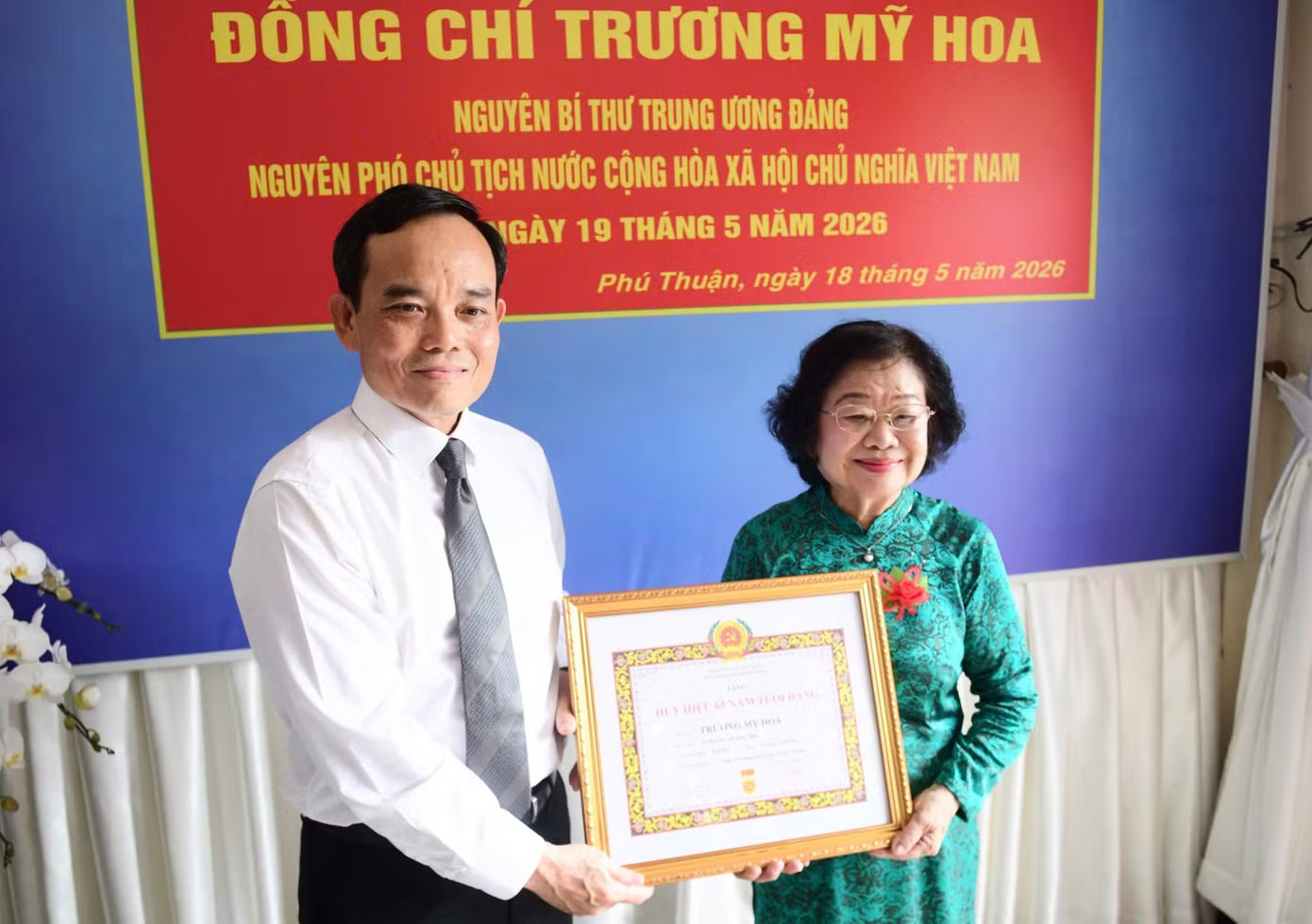 Bí thư Thành ủy TPHCM Trần Lưu Quang trao Huy hiệu 65 năm tuổi Đảng tặng nguyên Phó Chủ tịch nước Trương Mỹ Hoa. Ảnh: Quang Định Nguyên Phó Chủ tịch nước Trương Mỹ Hoa nhận Huy hiệu 65 năm tuổi Đảng - Ảnh 1.
