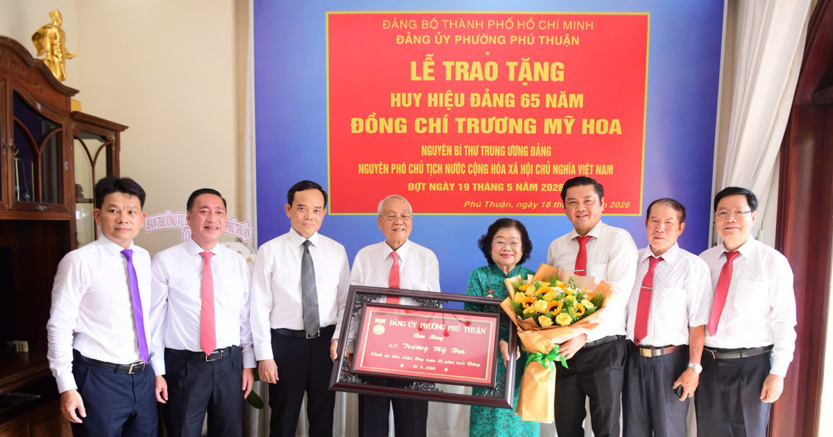 Nguyên Phó Chủ tịch nước Trương Mỹ Hoa nhận Huy hiệu 65 năm tuổi Đảng