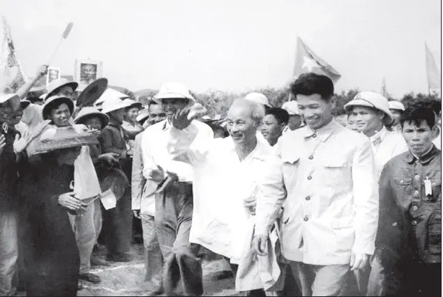 Nhân dân đảo Cô Tô đón Bác ra thăm đảo, ngày 951961. Ảnh tư liệu
