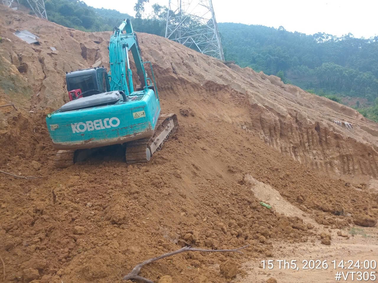 EVN làm rõ thông tin 'sạt lở chân cột điện' tại đường dây 500kV Lào Cai - Vĩnh Yên EVN làm rõ thông tin 'sạt lở chân cột điện' tại đường dây 500kV Lào Cai - Vĩnh Yên