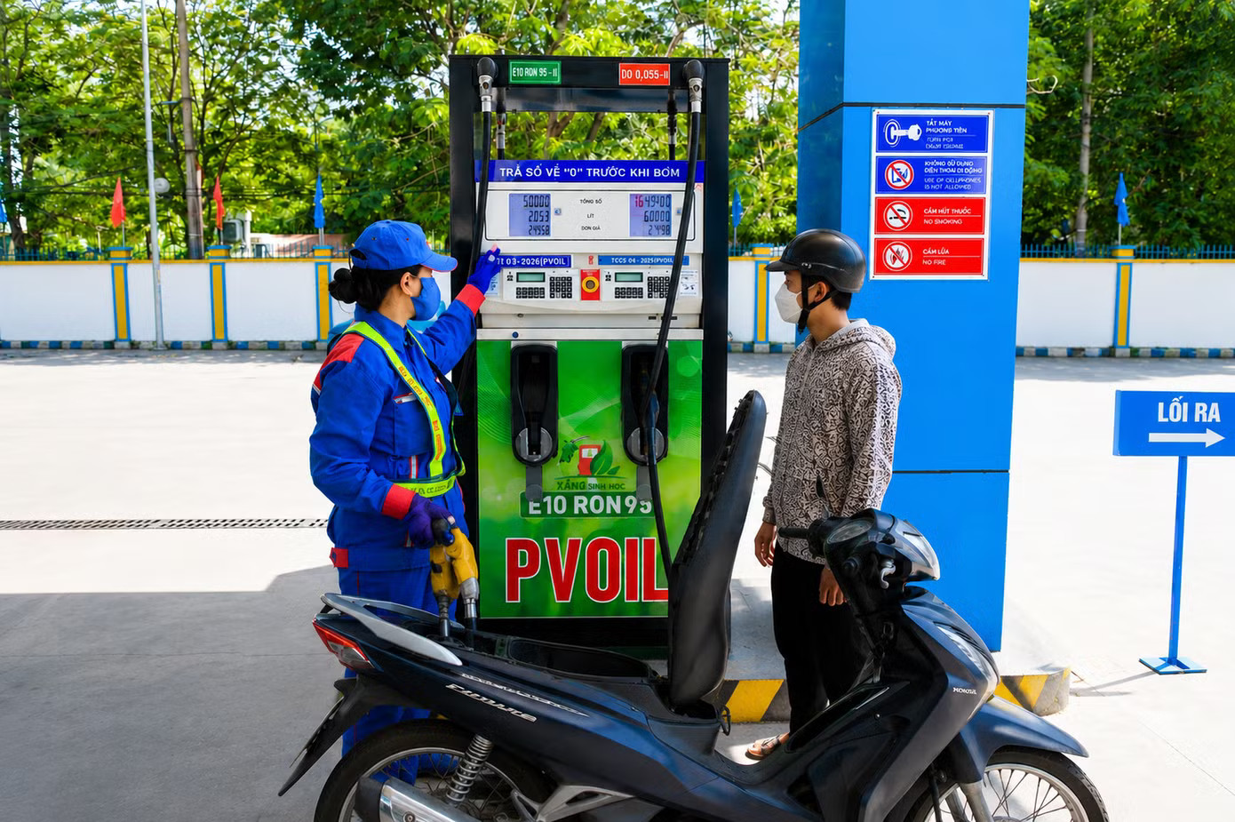 Từ ngày 1/6, xử phạt chủ cây xăng không bán E10 - Ảnh 1.
