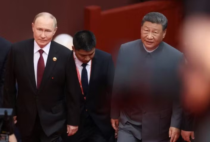 Chủ tịch Trung Quốc Tập Cận Bình và Tổng thống Nga Vladimir Putin trong dịp tham dự lễ duyệt binh tại Bắc Kinh, tháng 9/2025. (Ảnh: Sputnik) Trải thảm đỏ đón Tổng thống Nga Putin, Trung Quốc gửi thông điệp chiến lược - Ảnh 1.