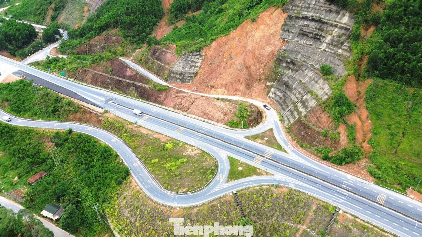 Đất đá, bê tông treo lơ lửng tại điểm sạt lở nút giao cao tốc qua TP. Huế - Ảnh 1.