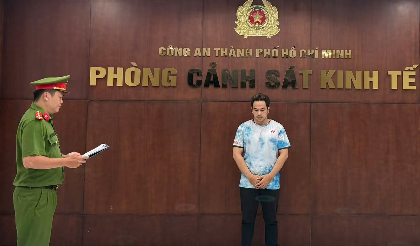 Nguyễn Trần Việt Hoàng tại cơ quan công an. Phá đường dây bán giày giả mạo thương hiệu Nike, Adidas ở TPHCM - Ảnh 3.