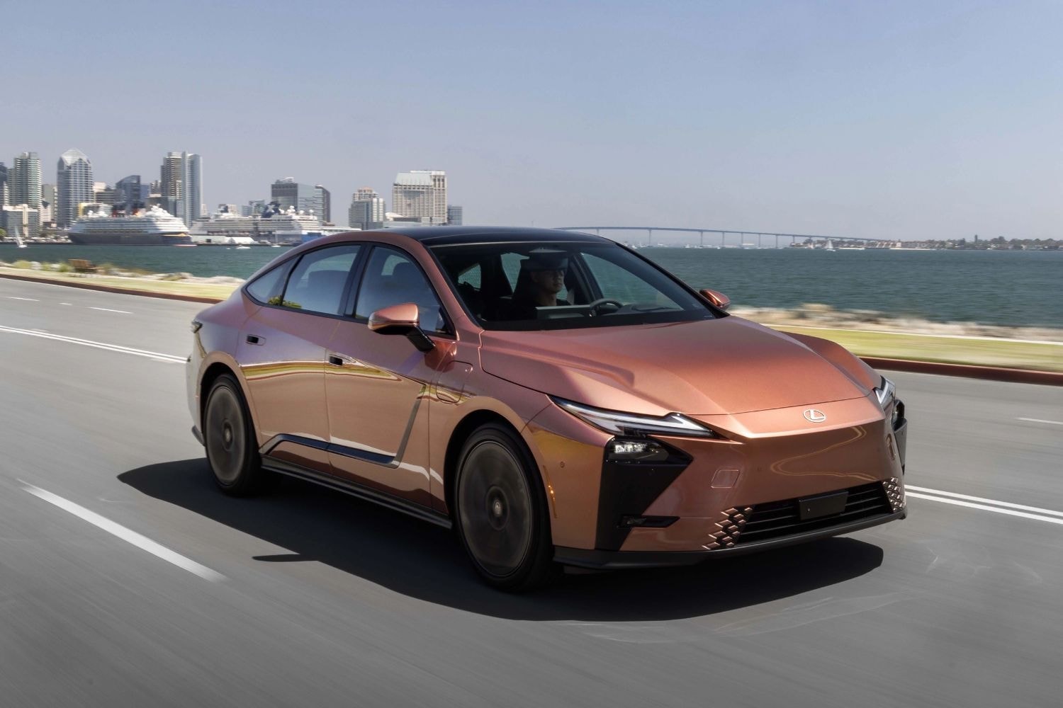 Đại chiến sedan điện hạng sang: Lexus ES 500e lộ diện tại Việt Nam, 'đánh chiếm' phân khúc còn thiếu của VinFast, phả hơi nóng lên BMW và Mercedes