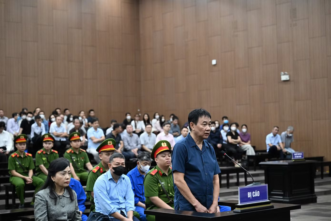 Các bị cáo khai báo nhân thân. Hình ảnh cựu Bộ trưởng Nguyễn Thị Kim Tiến tại phiên tòa xét xử vụ sai phạm trong đầu tư cơ sở 2 BV Bạch Mai, Việt Đức - Ảnh 5.