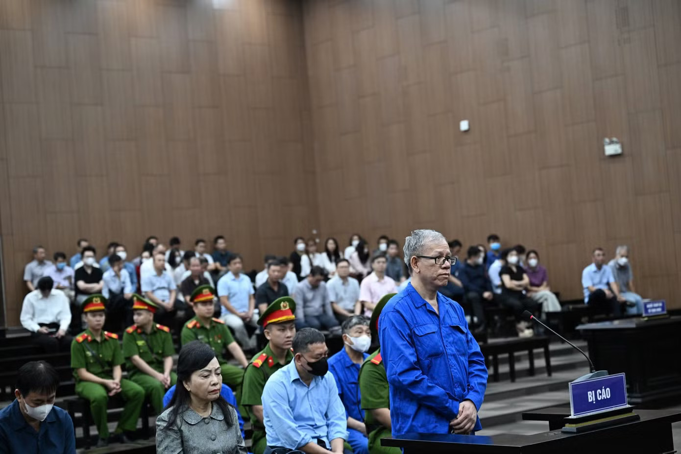 Bị cáo đồng phạm với bà Tiến. Hình ảnh cựu Bộ trưởng Nguyễn Thị Kim Tiến tại phiên tòa xét xử vụ sai phạm trong đầu tư cơ sở 2 BV Bạch Mai, Việt Đức - Ảnh 4.
