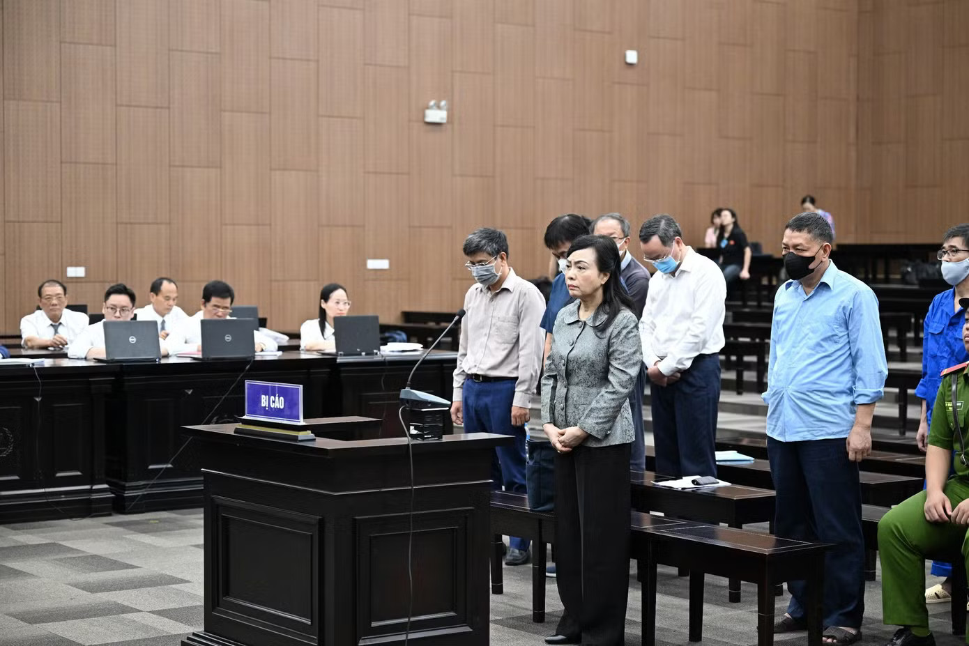 Bà Nguyễn Thị Kim Tiến trước bục khai báo. Hình ảnh cựu Bộ trưởng Nguyễn Thị Kim Tiến tại phiên tòa xét xử vụ sai phạm trong đầu tư cơ sở 2 BV Bạch Mai, Việt Đức - Ảnh 3.