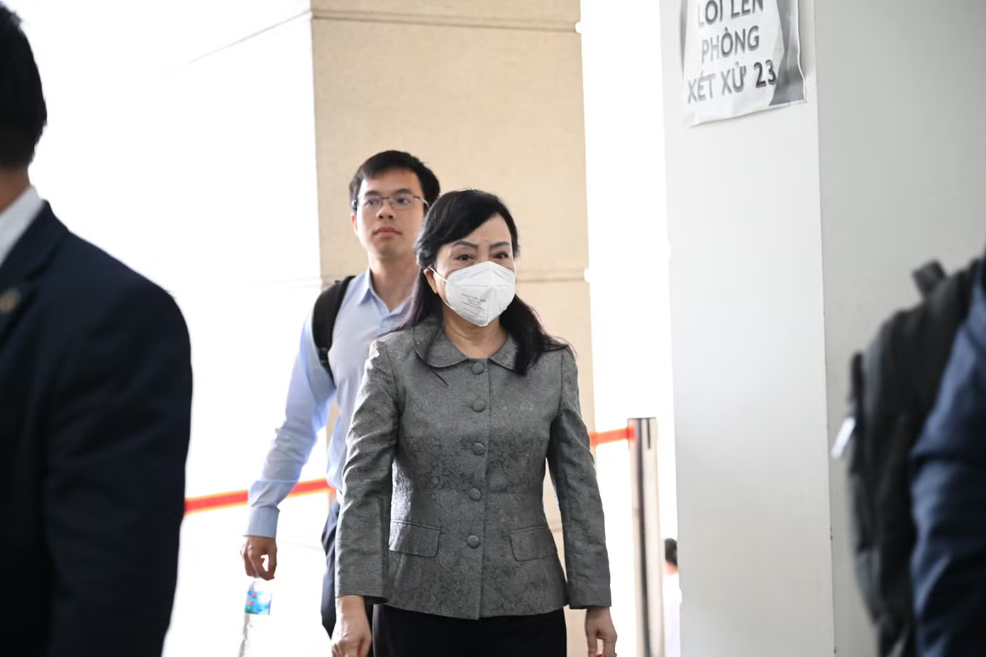 Cựu Bộ trưởng Nguyễn Thị Kim Tiến đến tòa cùng luật sư bằng xe riêng. Hình ảnh cựu Bộ trưởng Nguyễn Thị Kim Tiến tại phiên tòa xét xử vụ sai phạm trong đầu tư cơ sở 2 BV Bạch Mai, Việt Đức - Ảnh 1.