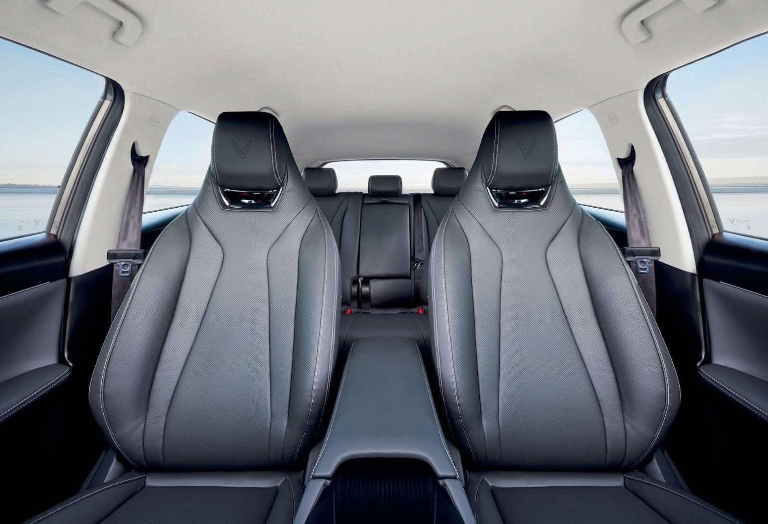 VinFast VF 8 thế hệ mới chính thức ra mắt: Tầm hoạt động 500km, sạc nhanh 30 phút, 2 màn hình, cần số sau vô lăng, hệ thống ITM mới do hãng xe Việt tự nghiên cứu phát triển, giá niêm yết 999 triệu đồng - Ảnh 7.
