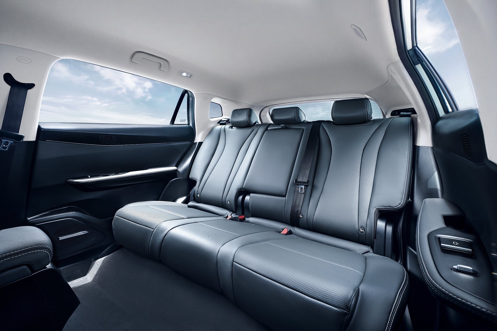 VinFast VF 8 thế hệ mới chính thức ra mắt: Tầm hoạt động 500km, sạc nhanh 30 phút, 2 màn hình, cần số sau vô lăng, hệ thống ITM mới do hãng xe Việt tự nghiên cứu phát triển, giá niêm yết 999 triệu đồng - Ảnh 8.