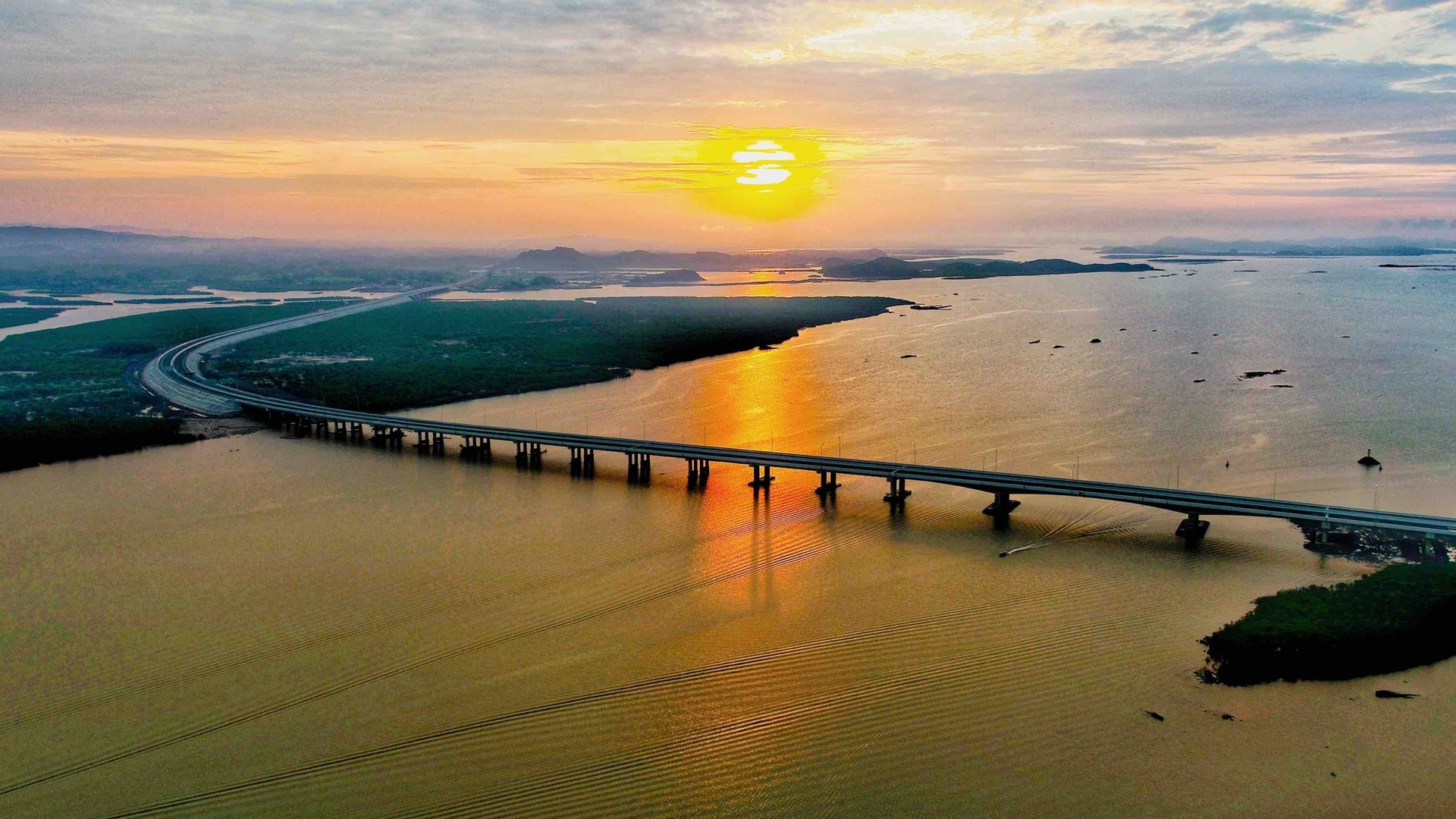 Tỉnh có mạng lưới cao tốc tự đầu tư dài nhất cả nước muốn cạnh tranh với các đô thị lớn Trung Quốc